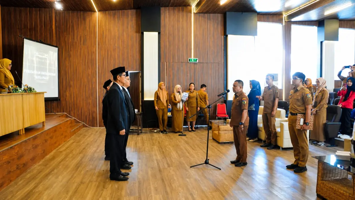 Wali Kota Palu Hadianto Rasyid melantik Dewan Pengawas dan Direktur Utama Perumda Kota Palu di Auditorium Kantor Wali Kota Palu, Senin (20/7/2026). FOTO: HUMAS PEMKOT PALU&nbsp;