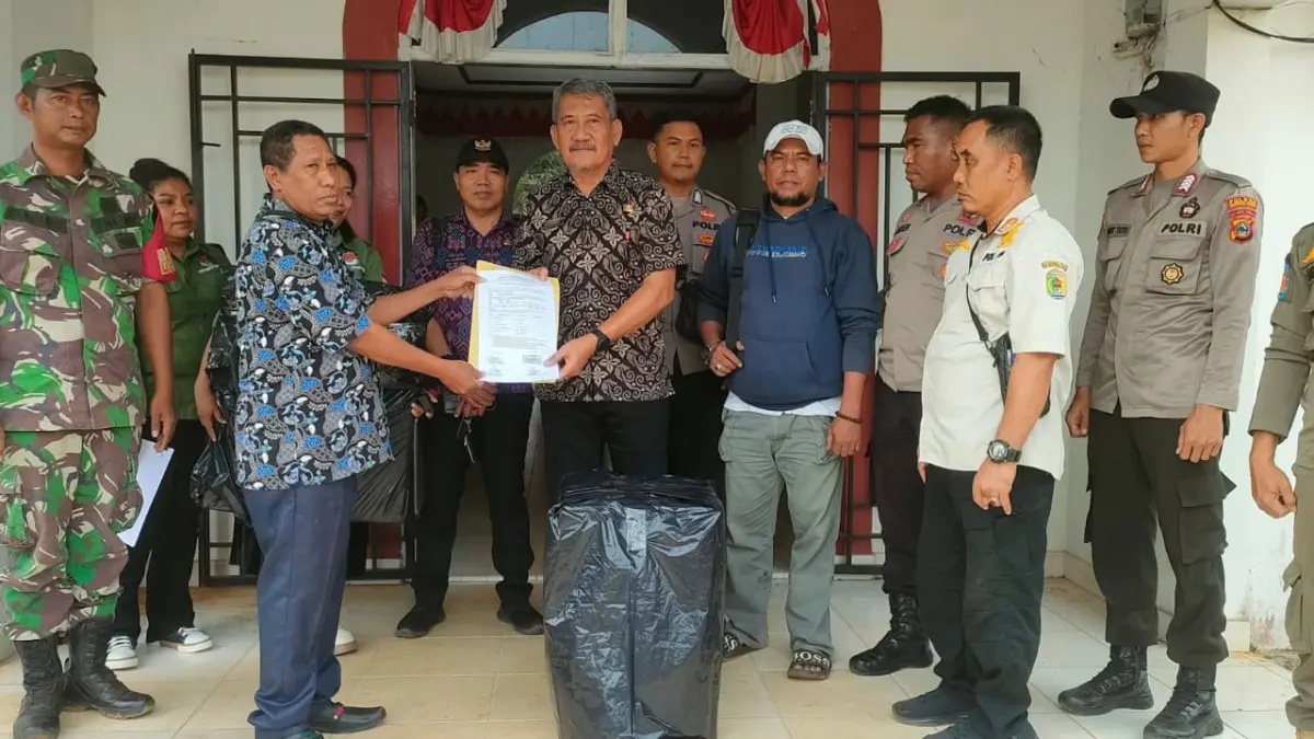 Kepala Dinas PMD Morowali Utara Andi Parenrengi menyerahkan logistik Pilkades PAW Desa Bimor Jaya, Kamis (16/7/2026). (FOTO: ISTIMEWA/RADAR PALU)