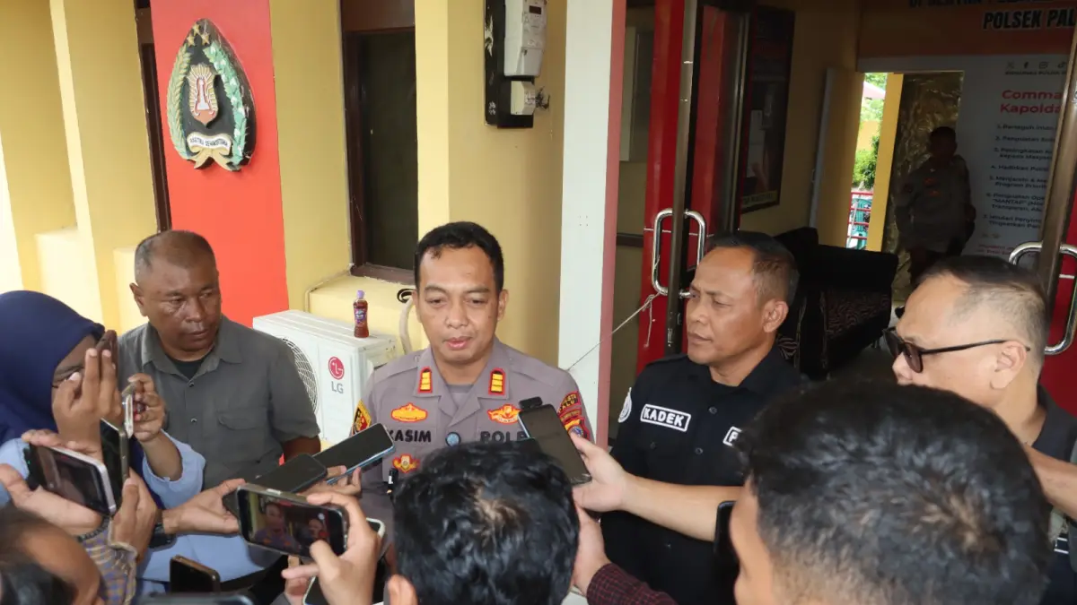Kapolsek Palu Selatan AKP Muhammad Kasim didampingi PS PDIM Polresta Palu Aiptu Kadek Aruna memberikan keterangan kepada awak media terkait pengungkapan kasus penganiayaan terhadap seorang petugas keamanan di Perumahan Metro Regency, Jalan Purnawirawan, Kelurahan Tatura Utara, Rabu (22/7)