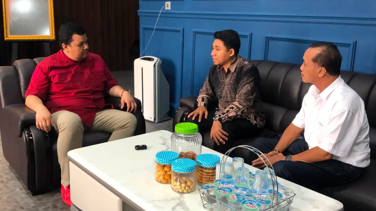 Calon Dewan Pengawas Perumda Kota Palu Edi Setiawan (tengah) dan calon Direktur Utama Sutikno (kanan) menyampaikan aspirasi kepada Ketua DPRD Kota Palu Rico Djanggola terkait dugaan maladministrasi dalam proses seleksi dan pelantikan pengurus Perumda. FOTO: ANNISA WIBDY&nbsp;