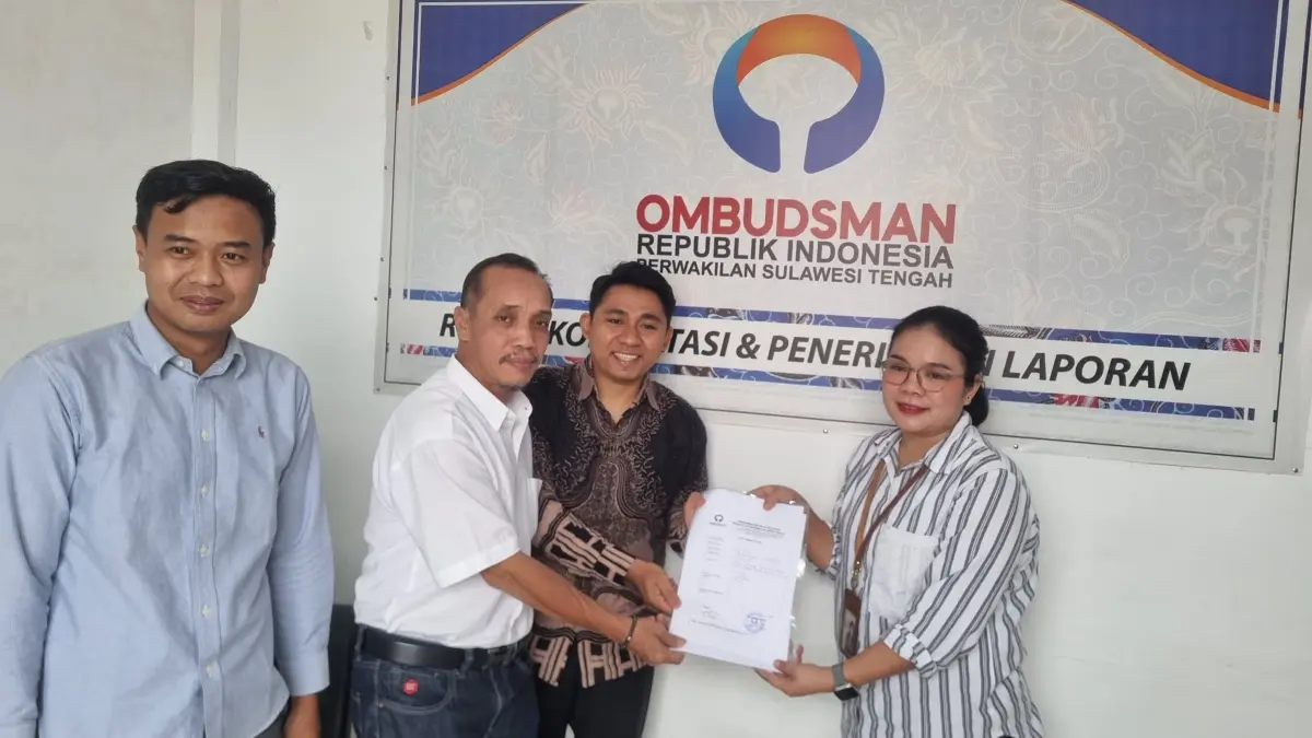 Calon Dewan Pengawas Perumda Kota Palu, Edi Setiawan, bersama calon Direktur Utama Perumda Kota Palu, Sutikno, didampingi Ketua Forum Kaili Bersatu (FKB), Ari Lestario, usai menyampaikan laporan dugaan maladministrasi terkait proses seleksi dan pelantikan Dewan Pengawas serta Direksi Perumda Kota Palu di Kantor Ombudsman RI Perwakilan Sulawesi Tengah, Rabu (22/7/2026). FOTO: ANNISA NURUL WIBDY/RADAR PALU