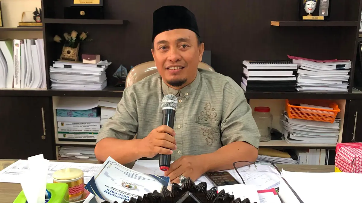 Ketua Komisi B DPRD Kota Palu, Rusman Ramli, menyampaikan hasil rapat kerja bersama Disperindag Kota Palu di DPRD Kota Palu, Rabu (22/7/2026). FOTO: ANNISA WIBDY/RADAR PALU&nbsp;