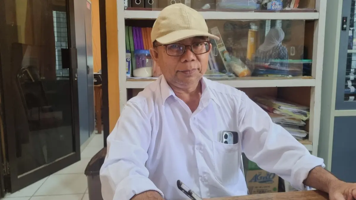 Ketua Takmir Masjid Ath-Thuhuriyah SMKN 2 Palu, Darlan, menjelaskan dua pintu toilet masjid yang sempat hilang diduga dicuri kini telah kembali terpasang.Foto: MOH FATHAHILA