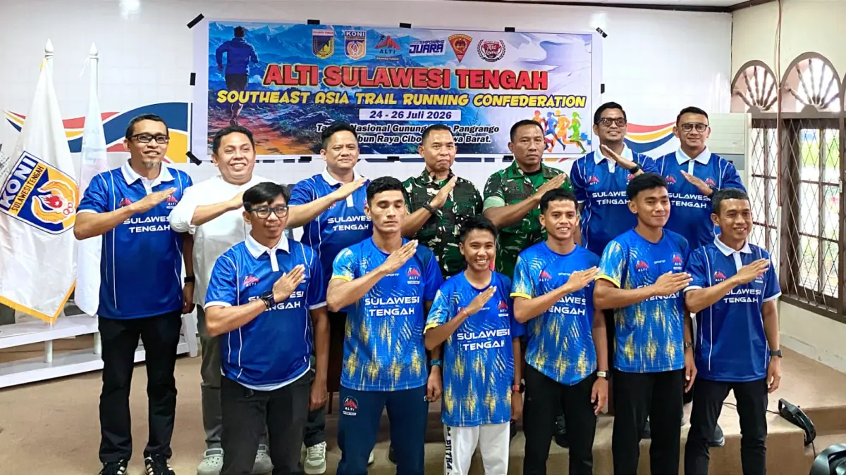 Ketua Harian KONI Sulawesi Tengah, pengurus ALTI Sulteng, perwakilan Kodam XXIII/Palakawira, dan empat atlet trail running Indonesia asal Sulawesi Tengah berfoto bersama usai prosesi pelepasan menuju ajang Southeast Asia Trail Running Confederation (SEATRC) di Aula Kantor KONI Sulteng, Palu, Selasa (22/7).