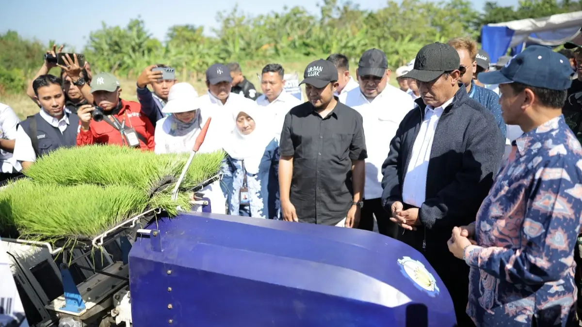 Menteri Pertanian Andi Amran Sulaiman meninjau sekaligus membeli berbagai inovasi pertanian hasil riset ITS di Kampus ITS Buncitan, Sidoarjo, Rabu (22/7/2026). FOTO: ISTIMEWA&nbsp;