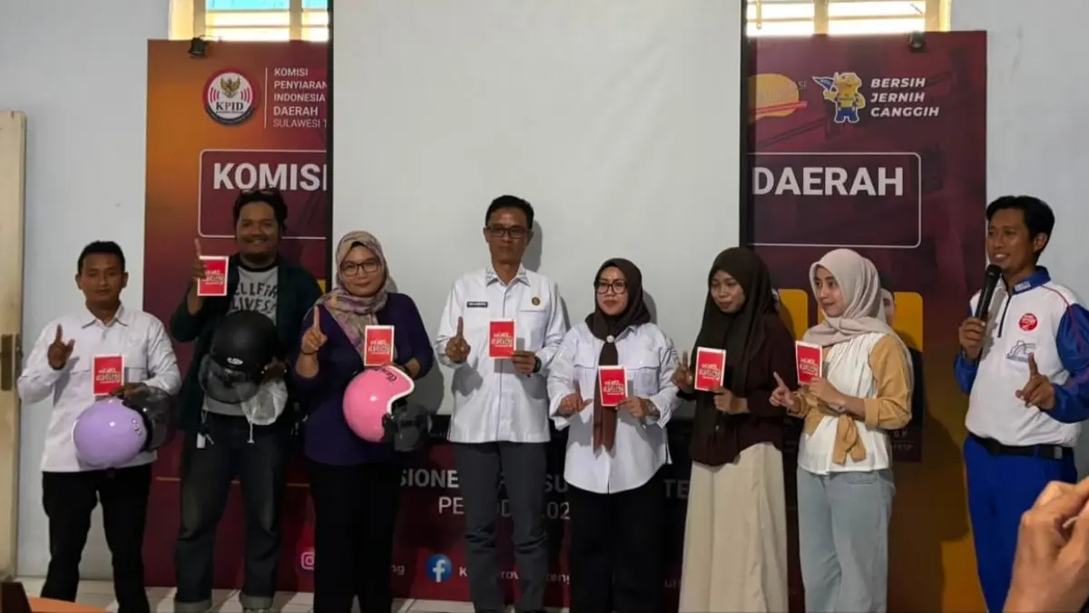 Perwakilan peserta menerima hadiah usai mengikuti edukasi safety riding yang digelar KPID Sulawesi Tengah bersama Anugrah Perdana Honda Sulteng, Rabu (22/7/2026). FOTO: TASWIN/RADAR PALU&nbsp;