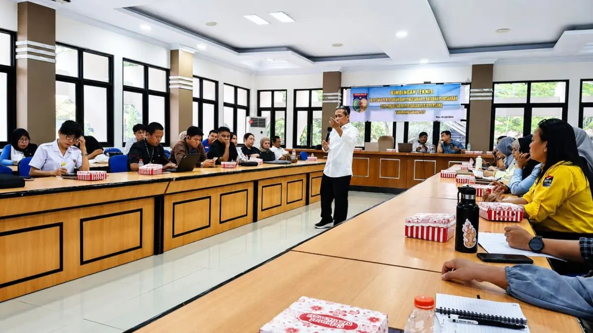Pemateri dari Dinas Koperasi, UMKM, dan Tenaga Kerja Kota Palu, Abdul Salam, menjelaskan penyusunan Peraturan Perusahaan (PP) dan Perjanjian Kerja Bersama (PKB) yang diikuti puluhan perwakilan perusahaan di Ruang Rapat Bantaya, Sekretariat Daerah Kota Palu, Selasa (22/7/2026). FOTO: ISMAIL KAMUR/RADAR PALU&nbsp;