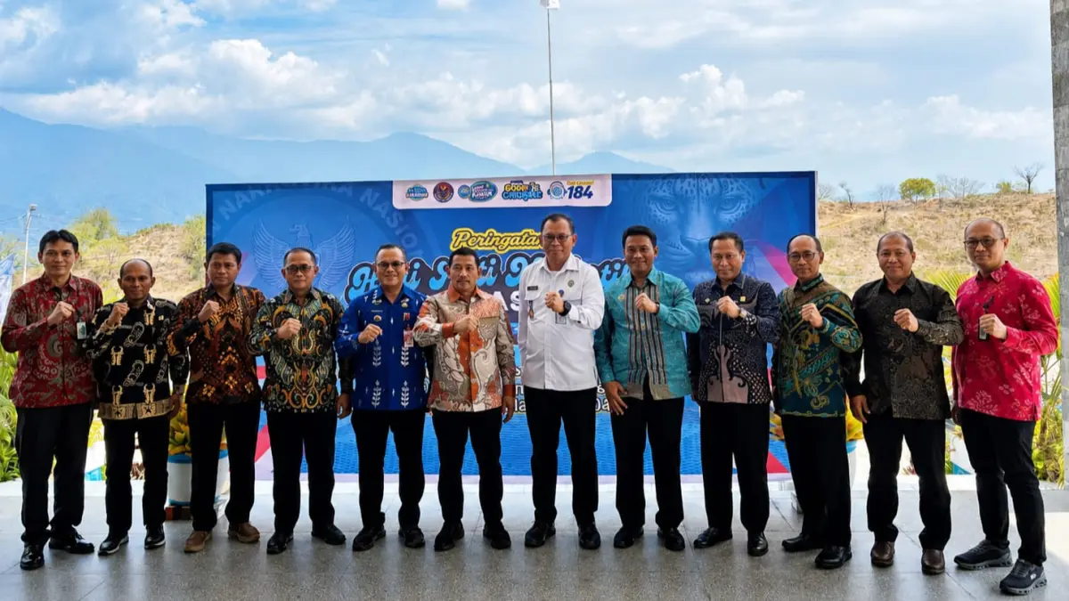 Kepala BNNP Sulawesi Tengah, Ferdinand Maksi Pasule, berfoto bersama tamu undangan usai mengikuti peringatan Hari Anti Narkotika Internasional (HANI), Hari Anak Nasional, dan peluncuran Program Ananda Bersinar secara daring di Kantor BNNP Sulawesi Tengah, Jalan Soekarno-Hatta, Kamis (23/7). FOTO: Moh Fathahila/Radar Palu
