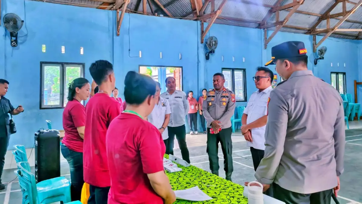 Bupati Morowali Utara bersama Kapolres dan Wakapolres meninjau langsung pelaksanaan Pilkades Serentak, Rabu (22/7/2026). (FOTO: ISTIMEWA/RADAR PALU)