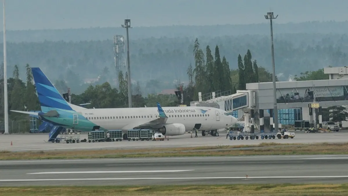 ilustrasi Garuda Indonesia di Bandara Internasional Mutiara Sis Aljufri Palu. (MUGNI SUPARDI)