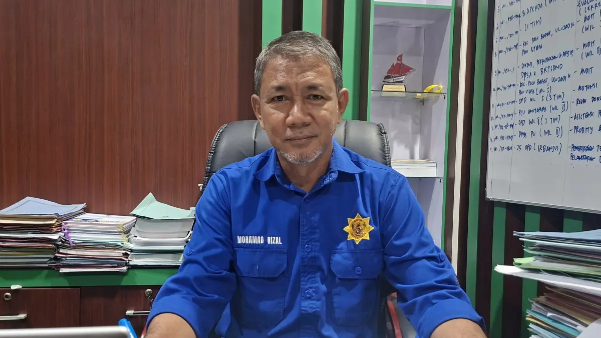Inspektur Inspektorat Daerah Kota Palu, Mohamad Rizal, memberikan keterangan terkait penanganan laporan dugaan cacat prosedur seleksi Dewan Pengawas dan Direktur Utama Perumda Kota Palu, Kamis (23/7). FOTO: Annisa Tri Yusnida/Radar Palu