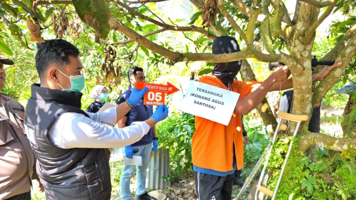 KAS alias K (33), tersangka kasus dugaan pembunuhan berencana yang menewaskan IKSR memperagakan adegan menembak dalam rekonstruksi penembakan di Desa Era, Kecamatan Mori Utara, Selasa (21/7/2026). (FOTO: ISTIMEWA/RADAR PALU)