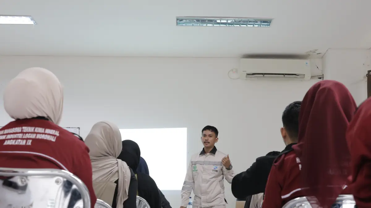 KEMITRAAN : Program praktisi mengajar yang menghadirkan pekerja profesional dari kawasan industri sebagai pengajar tamu di ruang kelas.(Dokumentasi PT. IMIP)