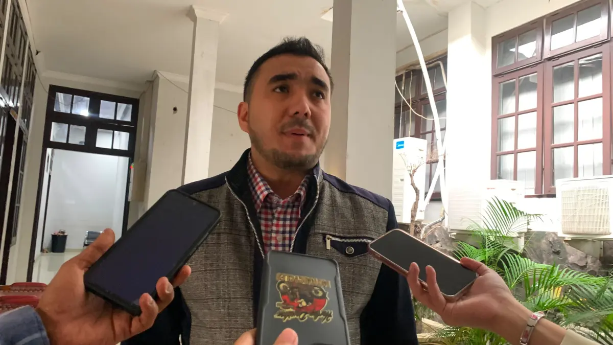Ketua Komisi C DPRD Kota Palu, Abdurahim Nasar Al-Amri, menjelaskan progres pelaksanaan proyek infrastruktur usai rapat kerja bersama Dinas Pekerjaan Umum Kota Palu, Kamis (23/7). FOTO: Annisa Nurul Wibdy/Radar Palu