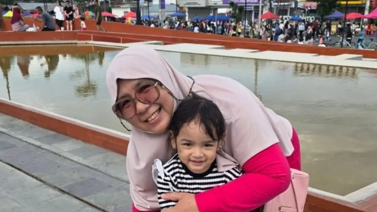 MENCINTAI: Bunda Wiwik sangat mencintai dan melindungi anak.(FOTO: HUMAS FRAKSI PKS DPRD SULTENG/RADAR PALU).
