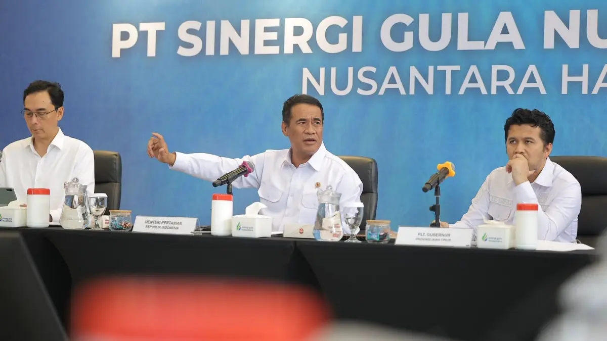 Menteri Pertanian (Mentan) Andi Amran Sulaiman saat memimpin Rapat Percepatan Swasembada Gula bersama jajaran manajemen PT Sinergi Gula Nusantara (SGN) di Surabaya, Selasa (22/7).