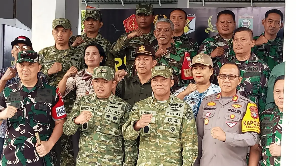 MABES: Tim Manev Ster Mabes dipimpin Brigjen TNI (Mar) Bambang Hadi Suseno. Dia didampingi Danrem 132 Tadulako Brigjen TNI Suntara Wisnu Budi Bidayanto, Dandim 1307/Poso Letkol Edi Yulian Budiargo, serta sejumlah perwira Mabes, Kodam Palakawira, dan Korem.(FOTO: BUDIYANTO WIHARTO/RADAR PALU)&nbsp;
