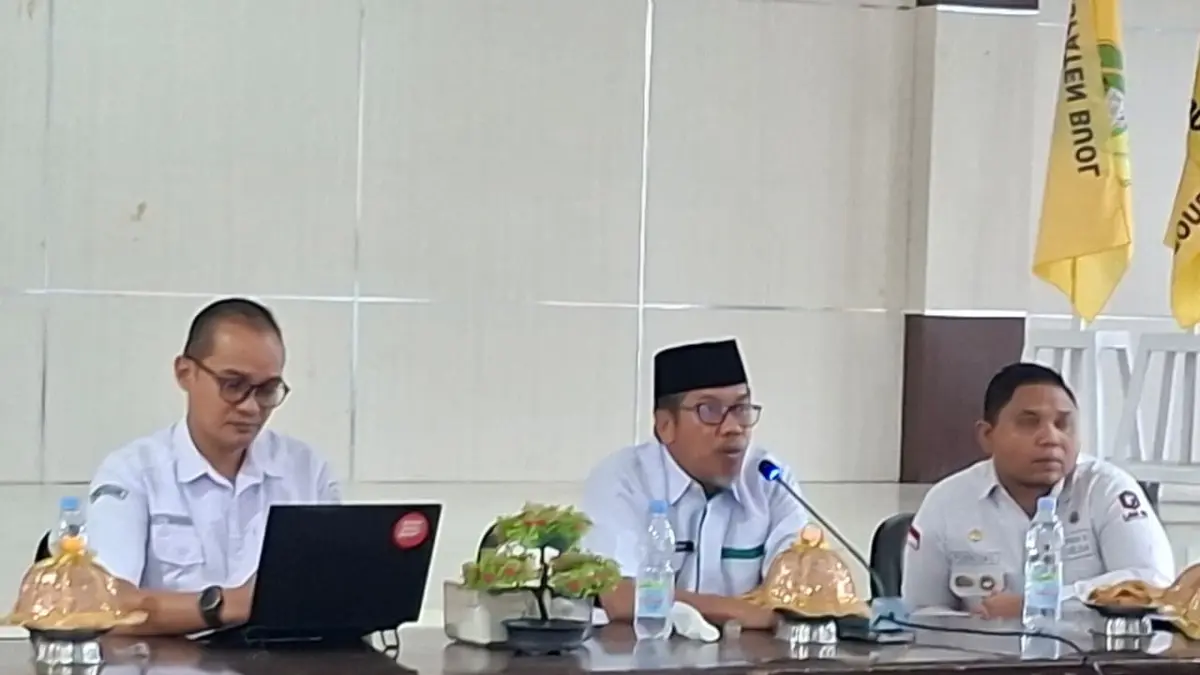 RAPAT: Wabup Buol Dr. Moh. Nasir Dj. Daimaroto, memimpin rapat evaluasi didampingi Purnomo, dan Wahyu Setyabudhi,selaku Ketua dan Wakil Ketua I POPDA XXIV Provinsi Sulawesi Tengah 2026, seluruh organisasi.(FOTO: DINAS KOMINFO BUOL/RADAR PALU). 