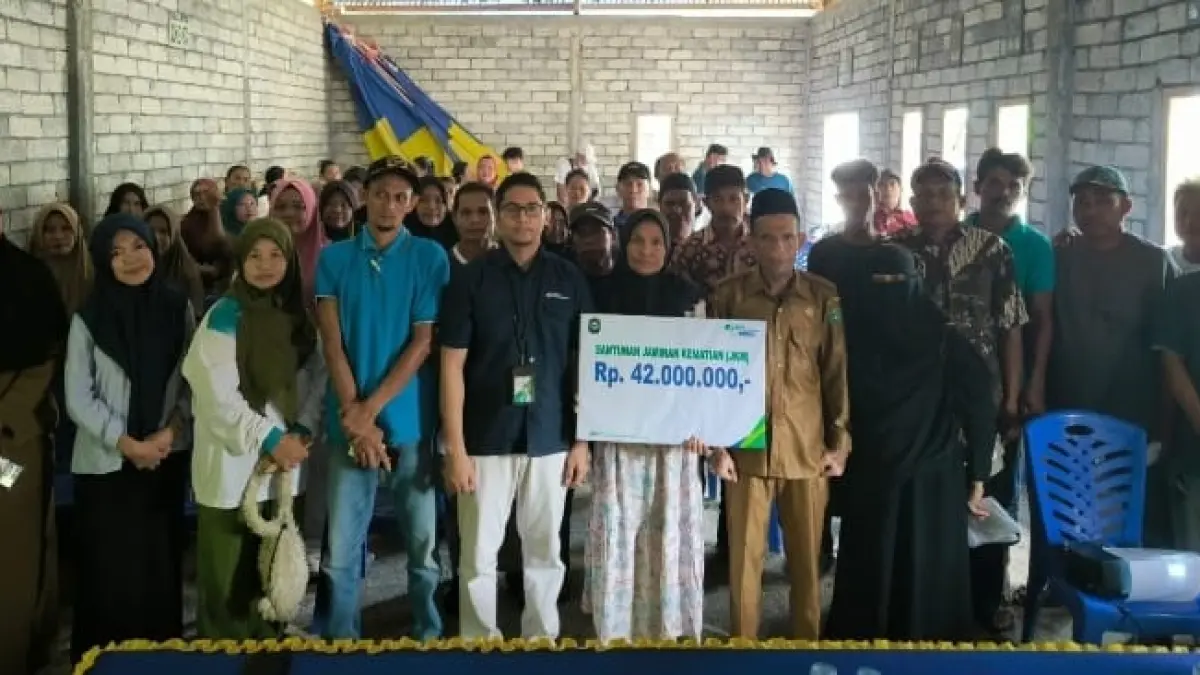 SANTUNAN: Penyerahan santunan dilakukan secara simbolis oleh Kepala Desa Kalora, Kecamatan Poso Pesisir Utara, sebagai bentuk kepedulian pemerintah desa bersama BPJS Ketenagakerjaan terhadap perlindungan peserta setia.(FOTO: ISTIMEWA/RADAR PALU) 