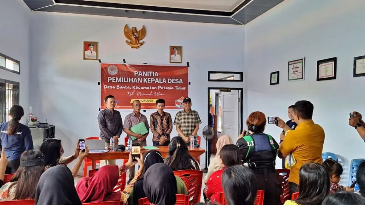 Sekretaris Dinas Pemberdayaan Masyarakat dan Desa (PMD) Kabupaten Morowali Utara, Carles Toha, mengawasi Pleno Peneyapan pemenang Pilkades Bunta, Kamis (23/7/2026). (FOTO: ISTIMEWA/RADAR PALU)