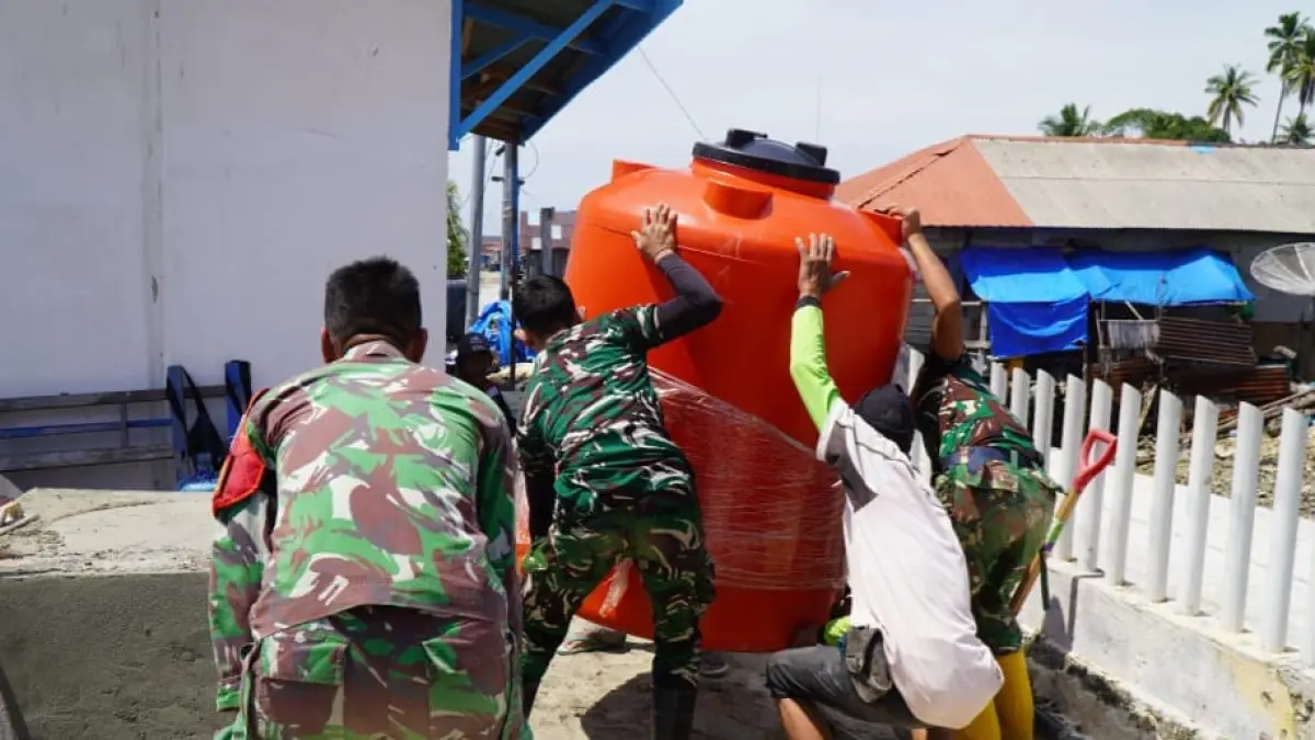Semangat gotong royong mewarnai pembangunan sarana air bersih dalam TMMD Ke-129 Kodim 1311/Morowali di Desa Umbele Lama.