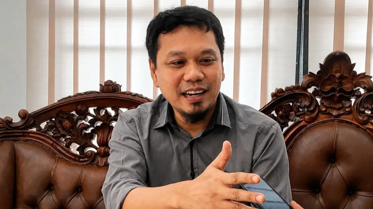 Anggota DPRD Kota Palu Arif Miladi menunjukkan komitmennya meningkatkan kualitas pendidikan melalui kursus Bahasa Inggris gratis bagi anak-anak di Kecamatan Ulujadi. FOTO: ANNISA NURUL WIBDY/RADAR PALU
