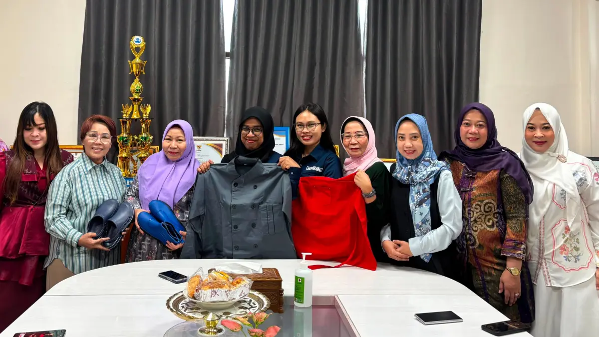 Anggota DPRD Kota Palu dari Fraksi Hanura, Rustia Tompo, menyerahkan bantuan seragam dan perlengkapan kerja kepada pegawai Instalasi Gizi RSUD Anutapura Palu sebagai dukungan terhadap peningkatan pelayanan pasien. FOTO:&nbsp;Annisa Nurul Wibdy