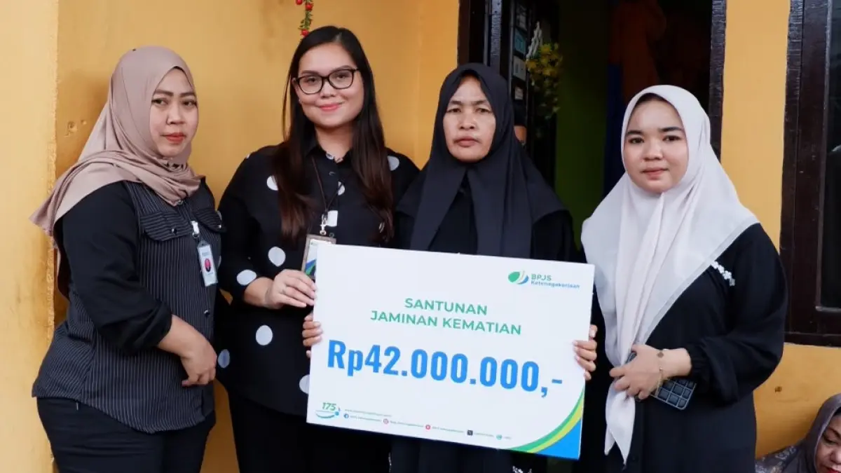 BPJS Ketenagakerjaan Kantor Cabang Palu menyerahkan santunan JKM secara simbolis kepada ahli waris almarhum Idham di Desa Pasaku, Kabupaten Sigi, pada Rabu (22/7/2026).