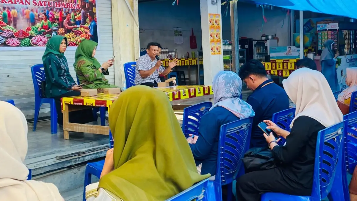 Dinas Perdagangan dan Perindustrian Kota Palu menggelar sosialisasi pasar sehat dan rencana penerapan satu harga komoditas di Pasar Inpres Manonda. (HUMAS PEMKOT PALU)