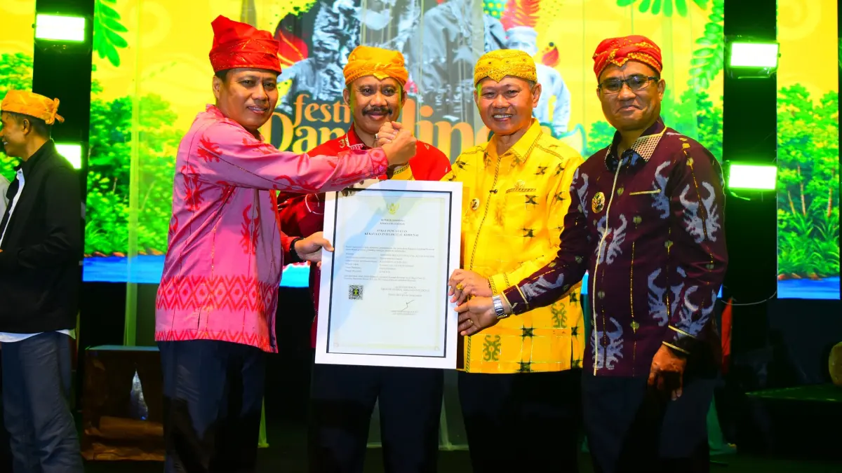 Penyerahan Sertifikat Pencatatan KIK Potensi Indikasi Geografis (PIG) Kopi Robusta Lindu Sigi kepada Bupati Sigi, M. Rizal Intjenae.
