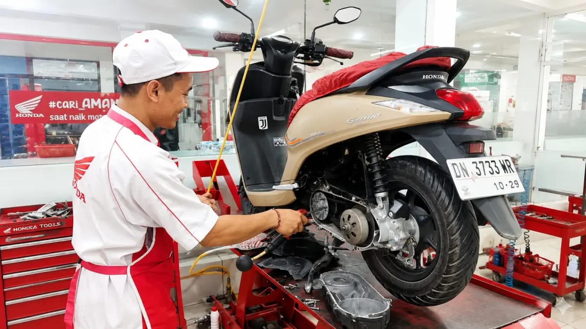 Teknisi bengkel resmi Honda memeriksa kondisi motor matic saat proses servis berkala. Perawatan CVT secara rutin membantu menjaga performa kendaraan tetap optimal. FOTO: ISTIMEWA