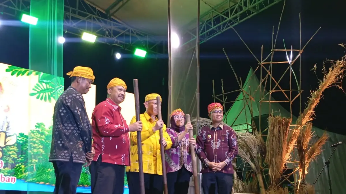 PEMBUKAAN: Bupati Sigi Mohamad Rizal Intjenae didampingi Wakil Bupati Samuel Y. Pongi, Sekkab Sigi Nuim Hayat, Kadis Pariwisata Sigi Jufrin, dan Analis Kebijakan Ahli Muda Kementerian Pariwisata Arum Damarintyas menghadiri pembukaan Festival Danau Lindu 2026 di Desa Tomado, Kecamatan Lindu, Kamis (23/7).(FOTO: ISTIMEWA/RADAR PALU).
