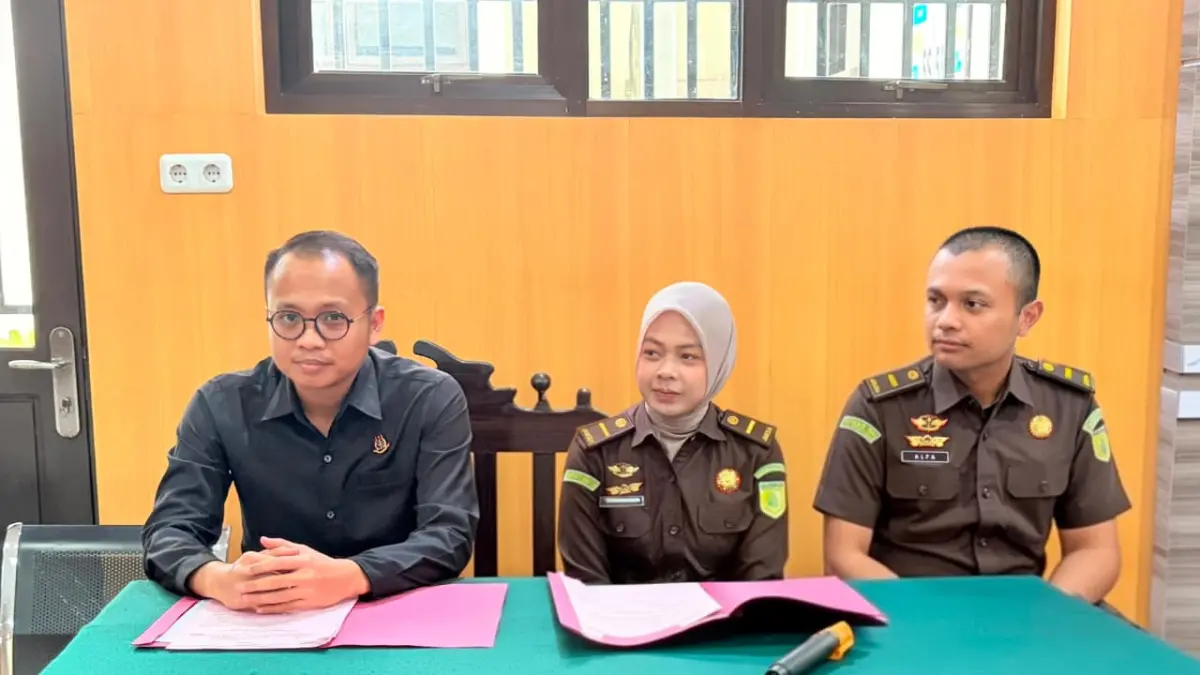 MENANGKAN PRAPERADILAN: Kasipidsus Kejari Sigu, M Apryadi (kiri) bersama sejumlah jaksa saat sidang Praperadilan yang berlangsung di Pengadilan Negeri (PN) Donggala, belum lama ini. FOTO: IST.