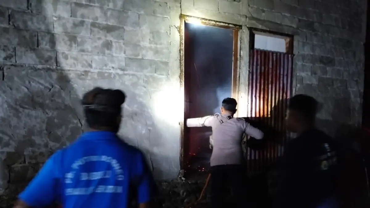Personel Polsek Ampibabo Gerak Cepat Merespon Kebakaran Rumah

&nbsp;