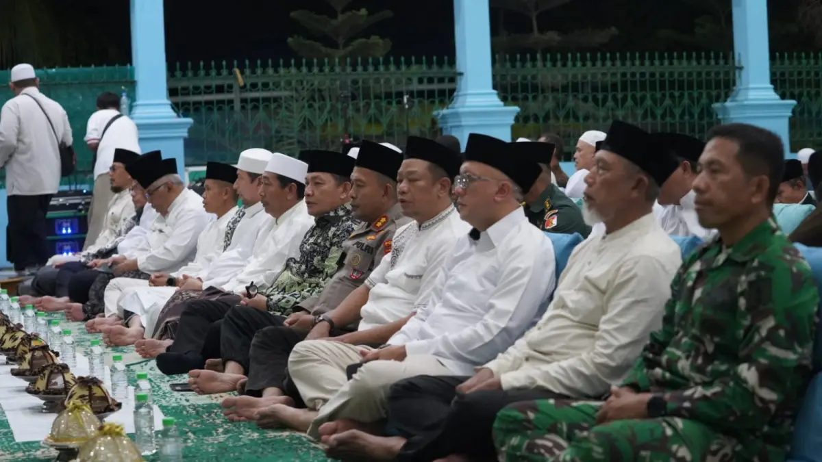 Asisten Bidang Pemerintahan dan Kesra Setda Kota Palu, Usman, mewakili Wali Kota Palu menghadiri peringatan Milad ke-99 Alkhairaat di Kompleks Alkhairaat Pusat Palu, Jumat (24/7/2026). Pemkot berharap Alkhairaat terus mencetak generasi yang berilmu dan berakhlak. FOTO : HUMAS PEMKOT PALU

&nbsp;

