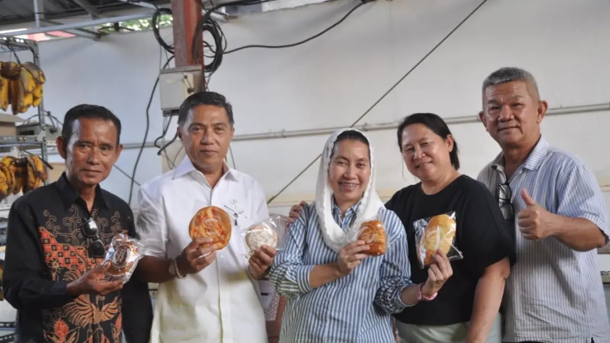 Wakil Wali Kota Palu, Imelda Liliana Muhidin (tengah) saat menunjukkan produk roti, Jumat (24/7/2026)