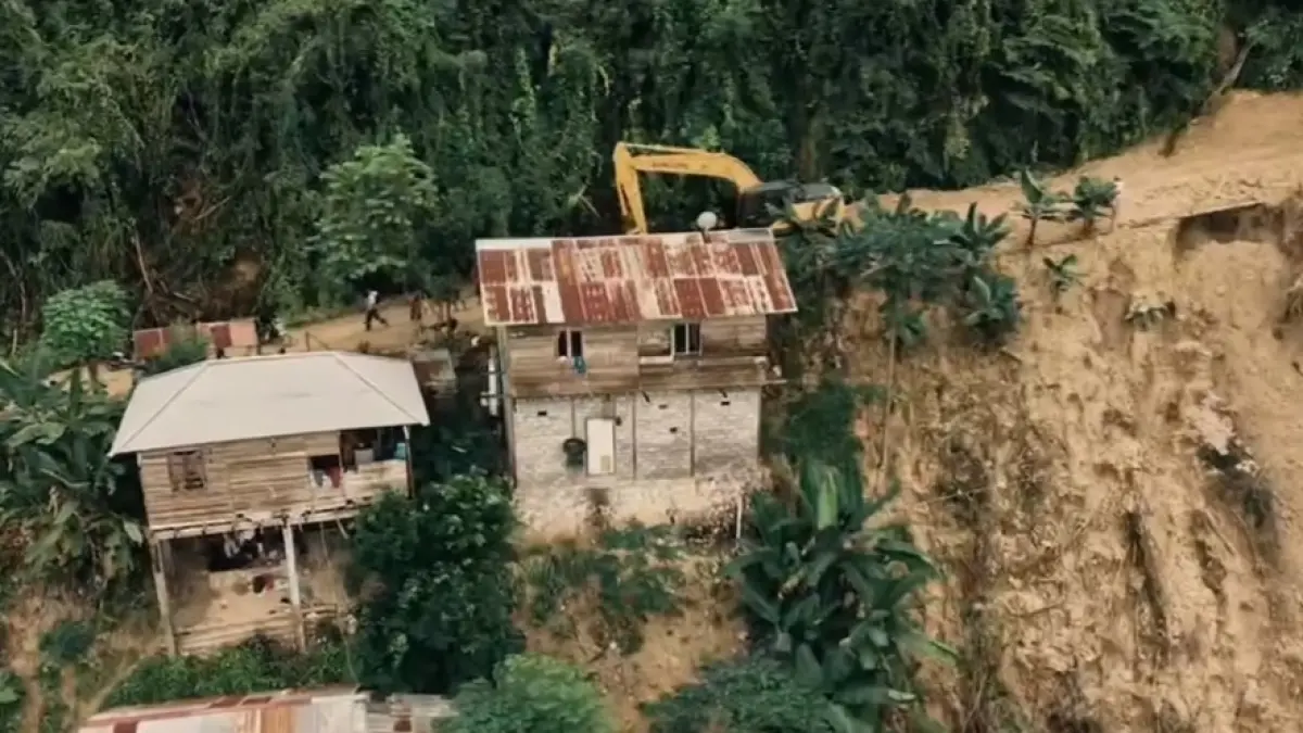 Akses menuju objek wisata Air Terjun Piala di Kelurahan Hanga-Hanga, Kecamatan Luwuk Selatan, Kabupaten Banggai, Sulawesi Tengah, tertutup material longsor setelah hujan deras mengguyur kawasan tersebut pada Jumat (24/7/2026).