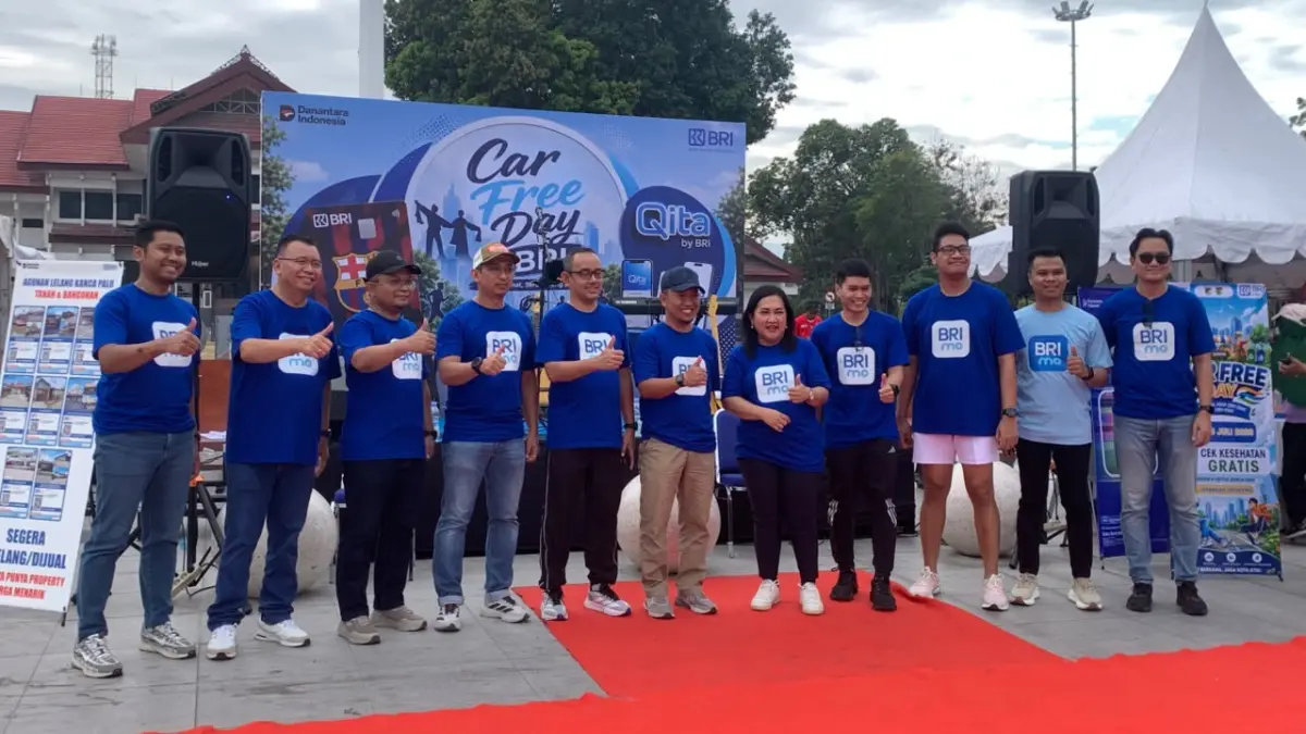 Foto bersama dalam kegiatan Car Free Day Bersama BRImo di Lapangan Vatulemo Kota Palu. Minggu (26/7/2026).(Rina/Radar Palu)