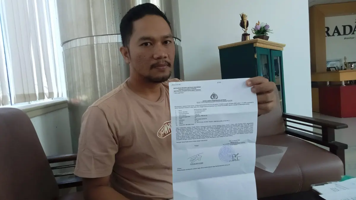 LAPORAN POLISI: Salah satu korban dugaan penipuan menunjukan surat laporan polisi yang dibuatnya di Polda Sulteng. FOTO: DOK.