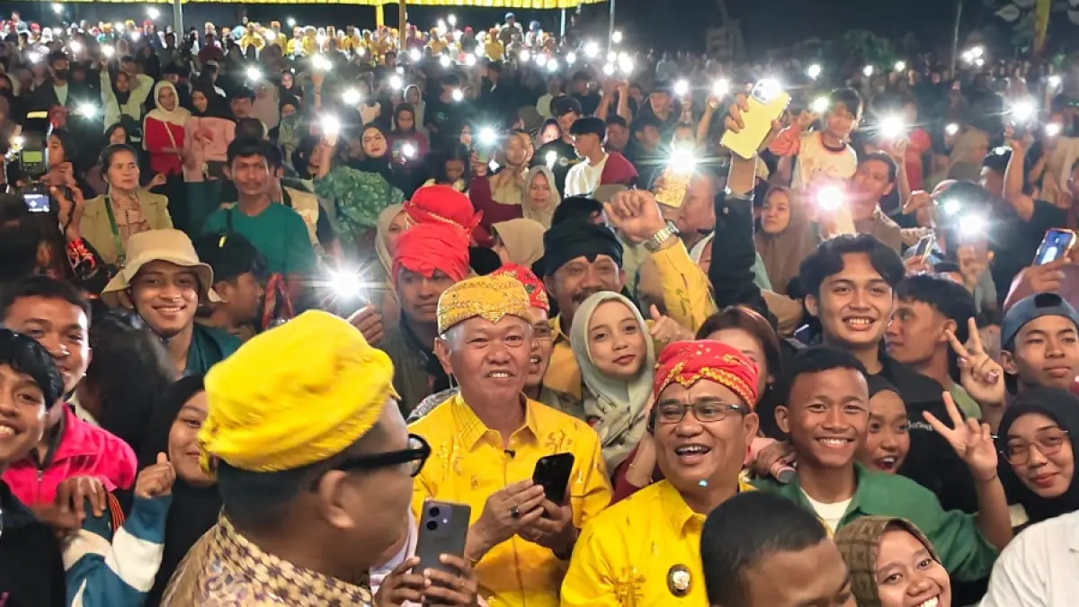 MERIAH : Bupati Sigi, Mohamad Rizal Intjenae, wakil Bupati Sigi Samuel Pongi ikut meramaikan FDL 2026 bersama masyarakat.(Dokumentasi Humas Pemkab Sigi) 