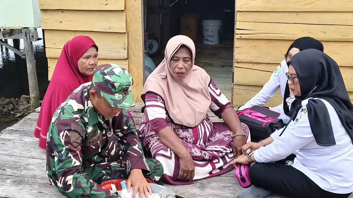 Satgas TMMD Ke-129 Kodim 1311/Morowali bersama tenaga kesehatan Puskesmas Umbele memberikan pelayanan kesehatan door to door kepada warga yang membutuhkan sebagai bentuk kepedulian terhadap masyarakat di lokasi sasaran TMMD.