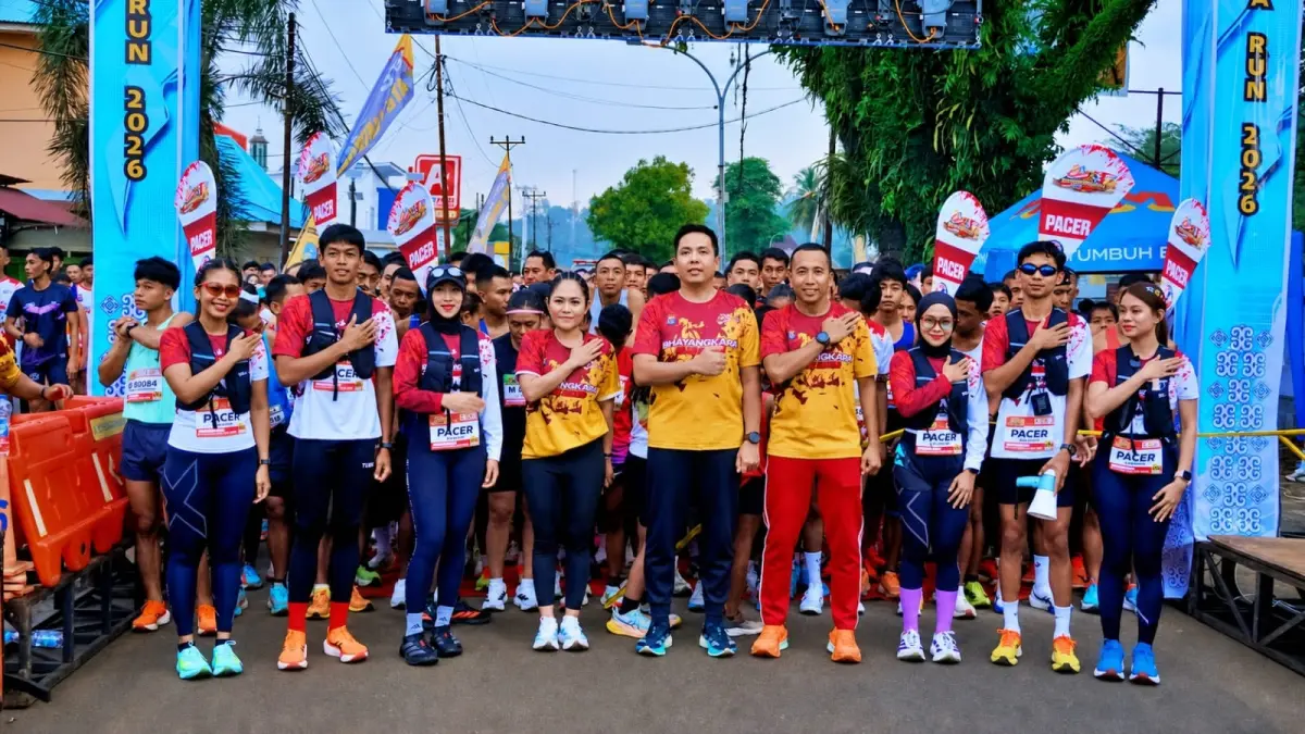 MELEPAS: Kapolres Morowali Utara AKBP Junaidy Anthonius Weken bersama Anggota DPD RI Febriyanthi Hongkiriwang sesaat sebelum melepas peserta Bhayangkara Run 2026 yang berlangsung di Kota Kolonodale, Kecamatan Petasia, Minggu (26/7/2026). (FOTO: ISTIMEWA/RADAR PALU)