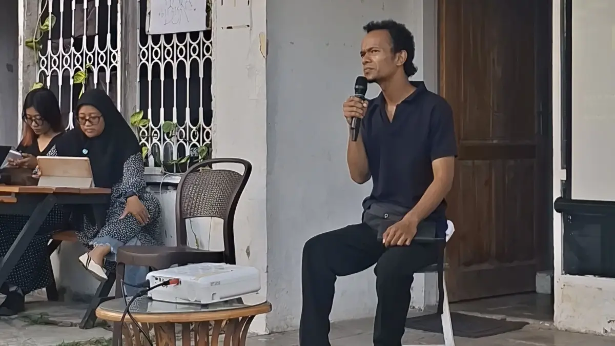 Adi CW Atmaja menjelaskan upayanya dan tim dalam mendokumentasikan Nompaova dan mendorongnya menjadi Warisan Budaya Tak Benda (WBTB) agar tradisi Kaili tetap lestari. FOTO : Annisa Tri Yusnida


