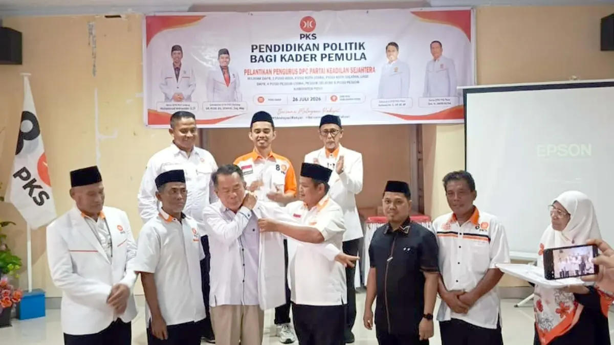 BERGABUNG: Agustinus P.R. Lengkoan bergabung ke Partai Keadilan Sejahtera (PKS) yang ditandai dengan pemasangan jas PKS oleh Ketua MPD PKS Kabupaten Poso, Ustadz Wahidin Paar.(FOTO: HUMAS PKS SULTENG/RADAR PALU).