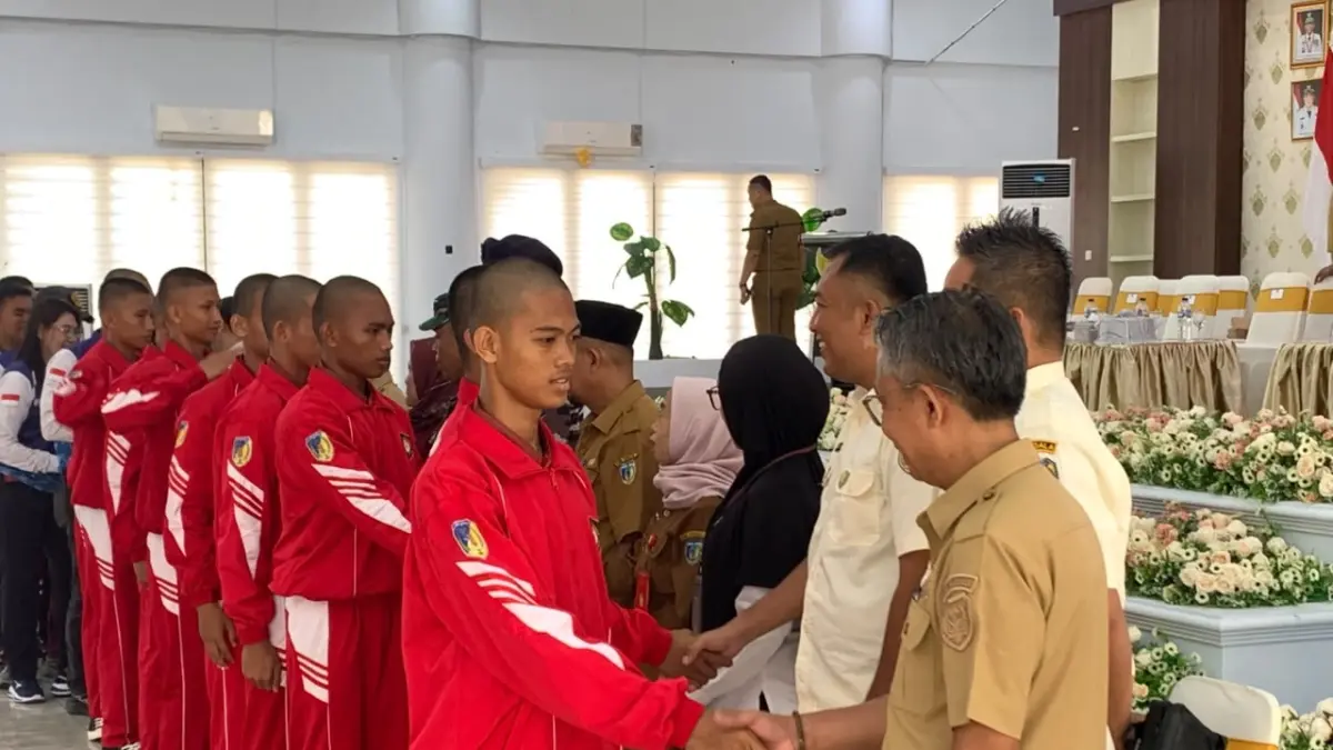 DIMULAI : Sejumlah calon paskibraka menyalami pejabat usia mengikuti seremoni pembukaan pemusatan Diklat 2026 di aula Kasiromu, Senin (27/727).(FOTO: UJANG SUGANDA/RADAR PALU)