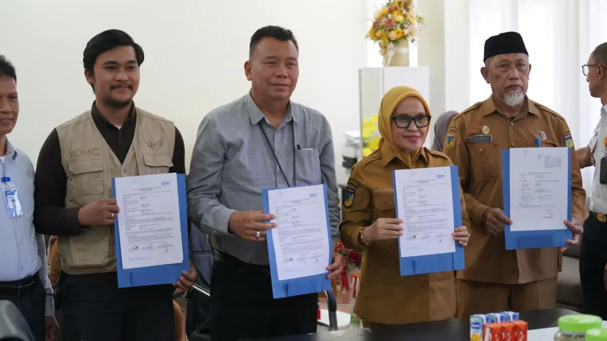 Foto bersama setelah penyerahan secara simbolis aset CSR dari Branch BRI Palu kepada Pemerintah Kota Palu berlangsung di ruang jabatan Sekda Kota Palu. (DOK: Humas Pemkot Palu)