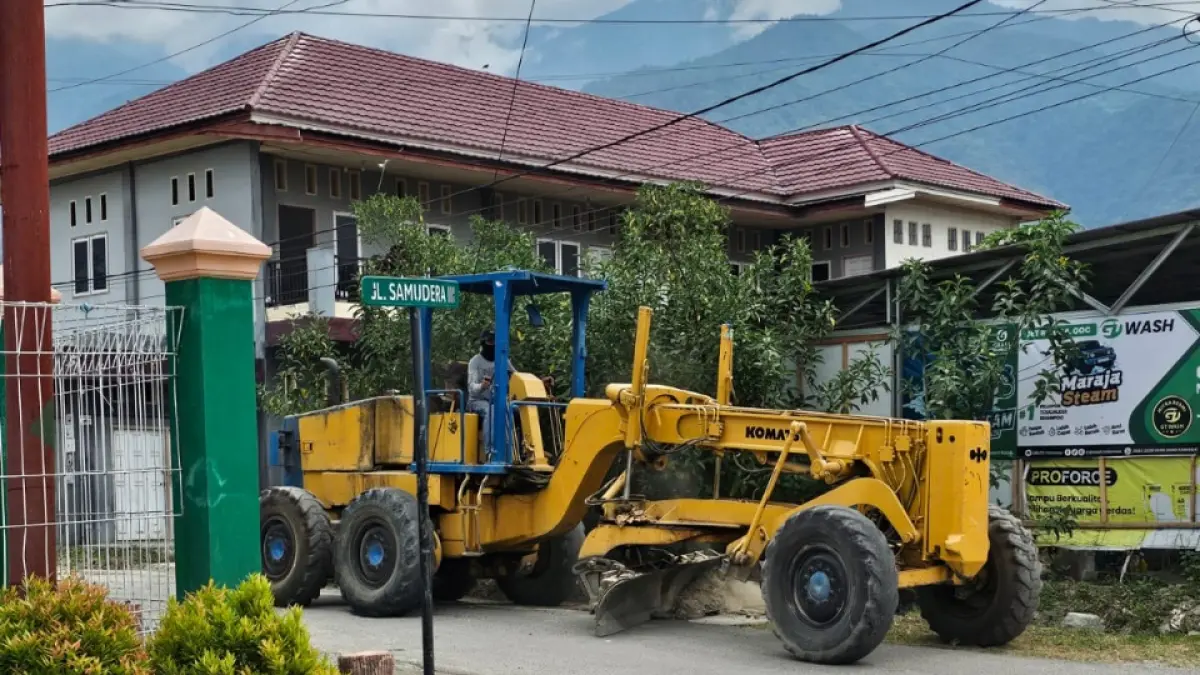 Ini alat Greder yang diduga tidak sesuai dokumen penawaran saat proses tender.(Istimewa)