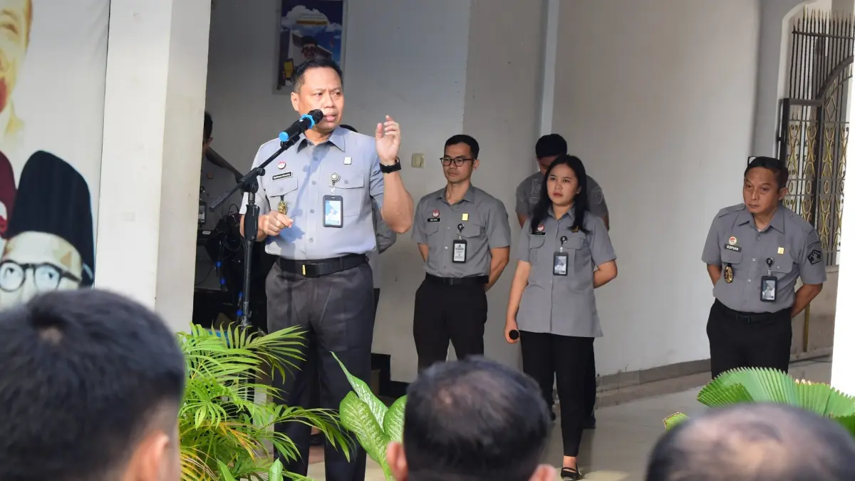 Kakanwil Kemenkum Sulteng, Rakhmat Renaldy, saat memimpin apel pagi yang diikuti seluruh jajaran, Senin (27/7/2026).