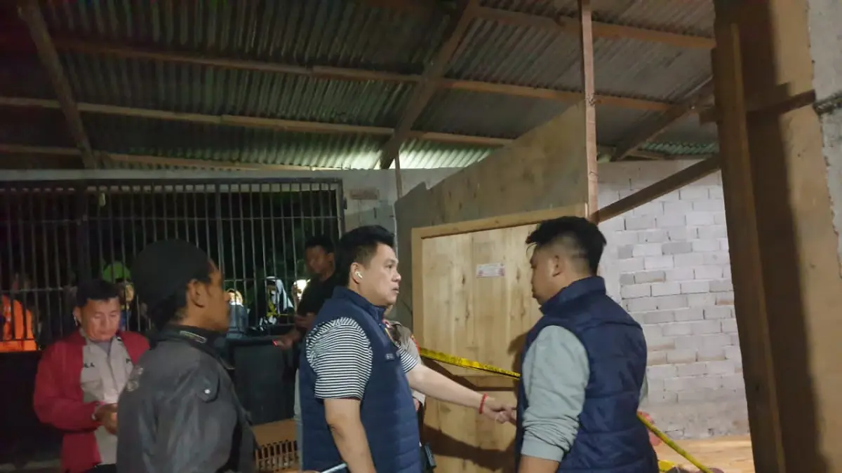 Kasat Reskrim Polresta Palu AKP Ismail Boby bersama tim melakukan olah tempat kejadian perkara (TKP) di lokasi dugaan pembunuhan di Jalan PDAM, Kelurahan Duyu, Kecamatan Tatanga, Kota Palu, Minggu (26/7/2026) malam.