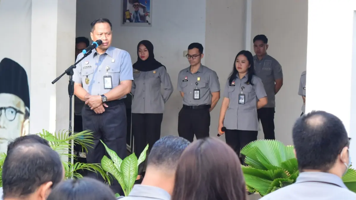 Kepala Kantor Wilayah Kementerian Hukum Sulawesi Tengah (Kanwil Kemenkum Sulteng), Rakhmat Renaldybsaat memimpin apel pagi yang diikuti seluruh jajaran Kanwil Kemenkum Sulteng, Senin (27/7/2026).
